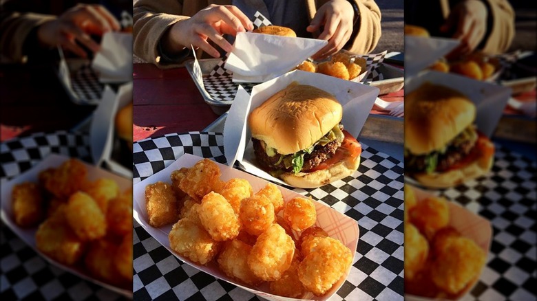 burger tater tots à l'extérieur