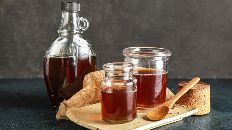 Bouteille et pots de sirop d'érable à bord