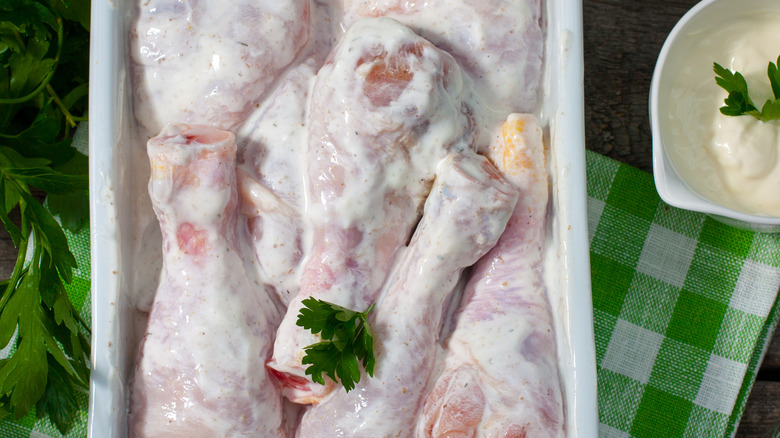 poulet mariné dans du yaourt