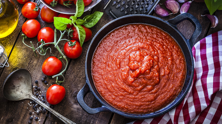 Bol de sauce marinara