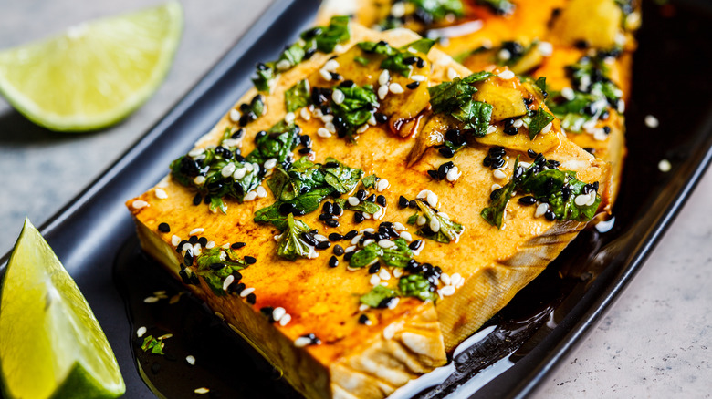 Tofu mariné dans une assiette