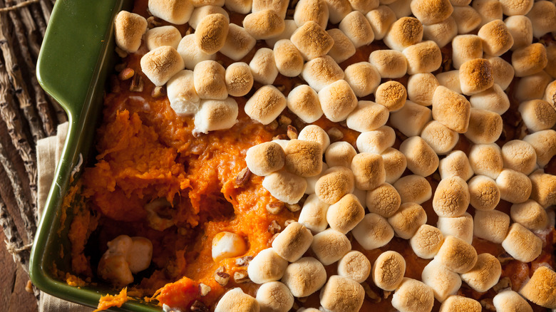 Casserole de patates douces avec garniture aux guimauves