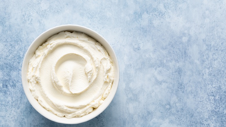 Fromage mascarpone sur fond bleu