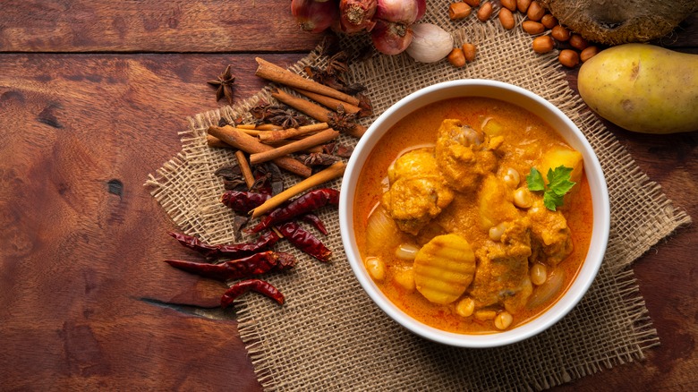 Curry Massaman dans un bol