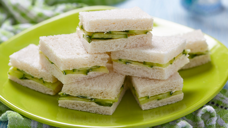 Pyramide de sandwichs au concombre et au thé