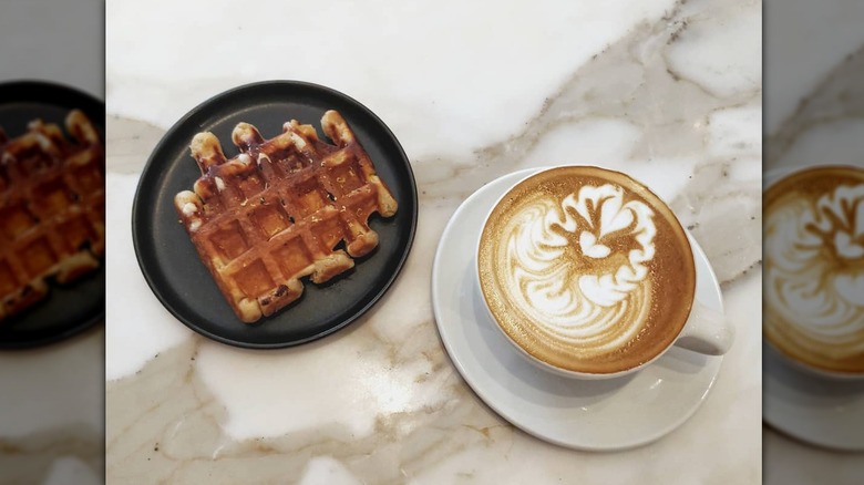 gaufre et tasse de café au lait 