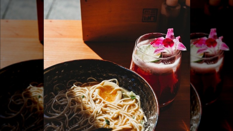 Bol de ramen avec boisson