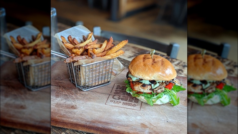 panier de burgers et frites