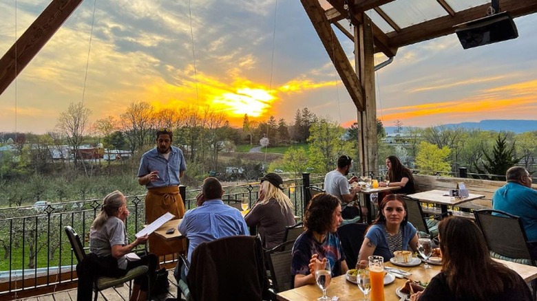 terrasse du restaurant au coucher du soleil