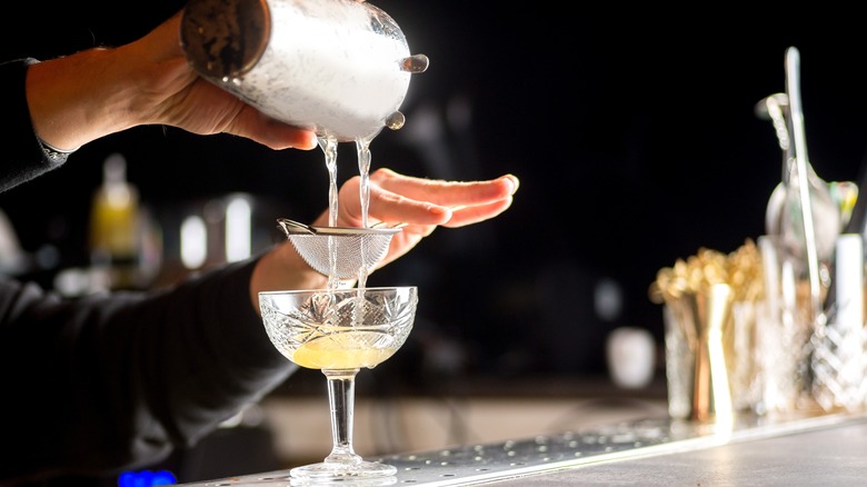 Barman préparant un cocktail