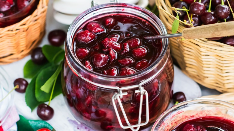 pot de confiture de cerises maison