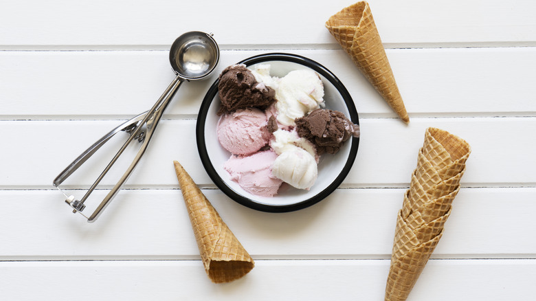 Cornets de glace avec bol