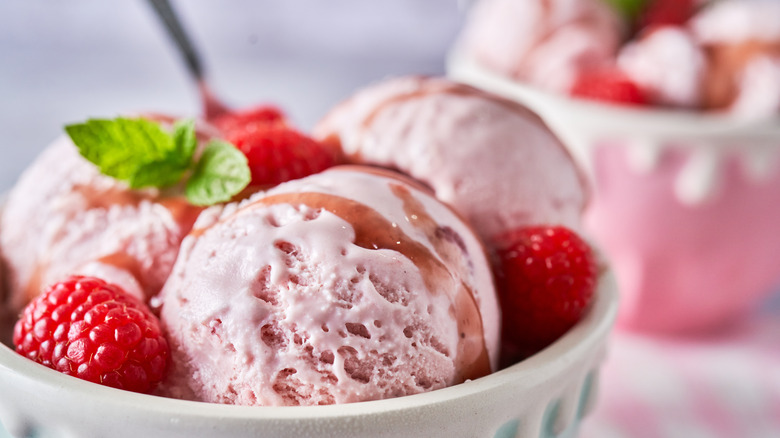 Glace à la framboise dans un bol