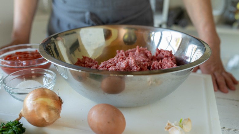 Mélanger les ingrédients du pain de viande