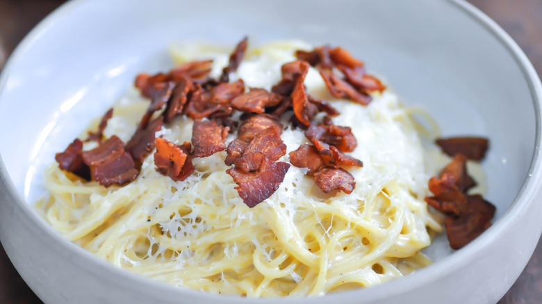 bol de pâtes carbonara au bacon