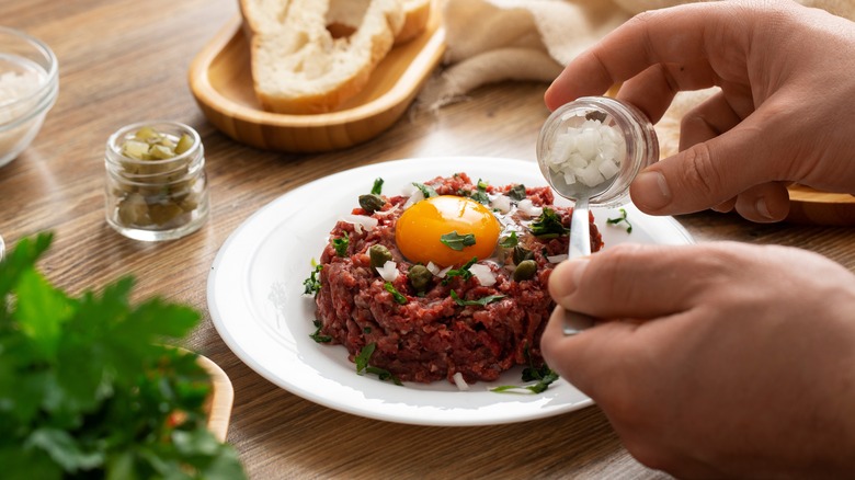 jaune d'oeuf sur steak tartare