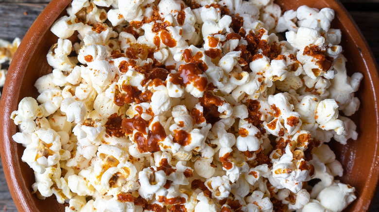 bol de pop-corn en sauce