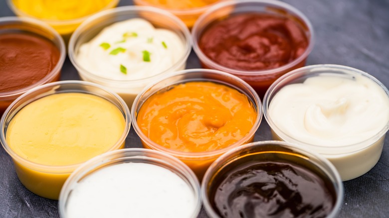 contenants de différentes sauces et condiments