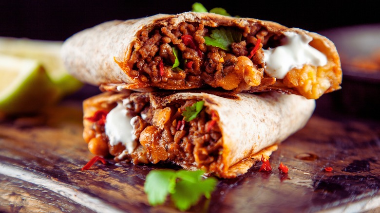 deux burritos empilés sur une table