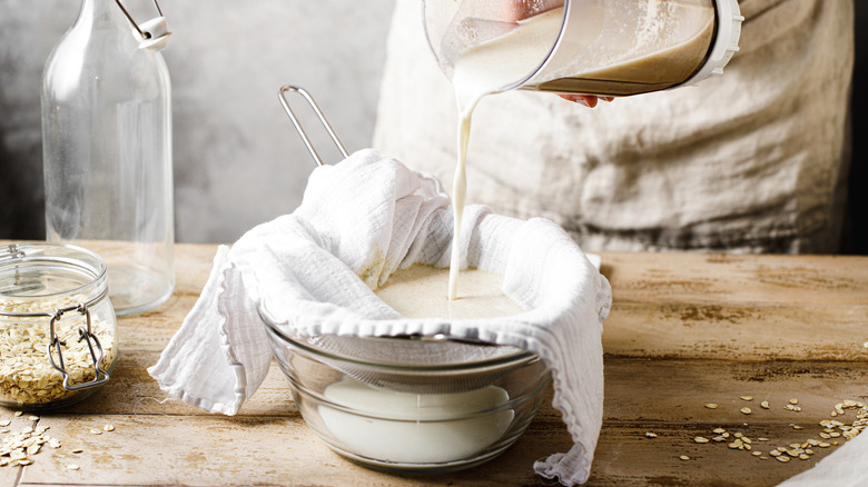 Verser le lait d'avoine à travers un tamis