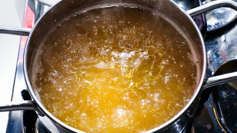 Bouillon bouillant dans une casserole