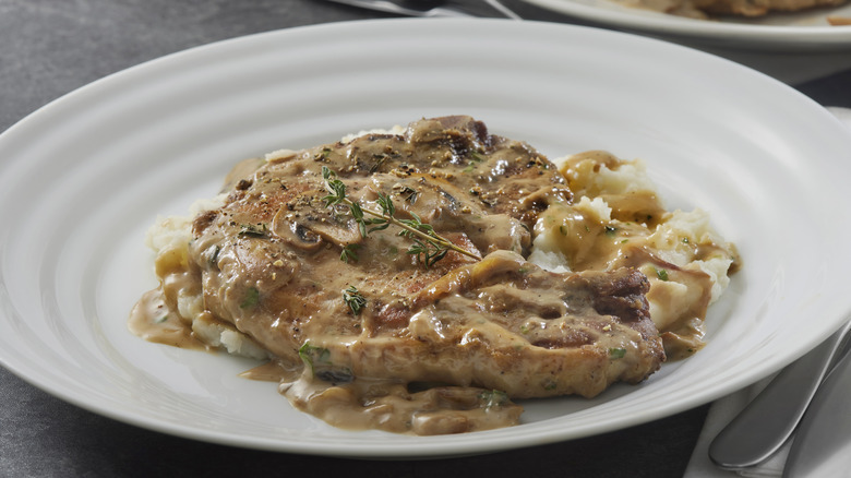 Côtelette de porc à la sauce aux champignons