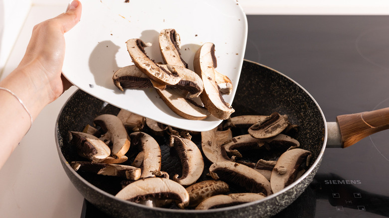 champignons shiitake ajoutés à la poêle