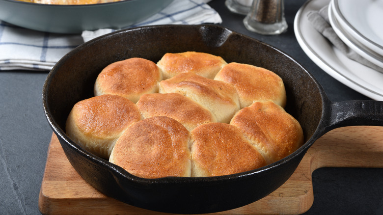 Biscuits dans une poêle en fonte