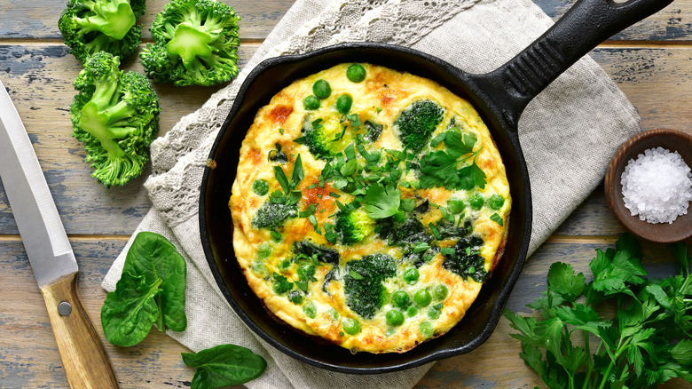 frittata au brocoli dans une poêle en fonte 