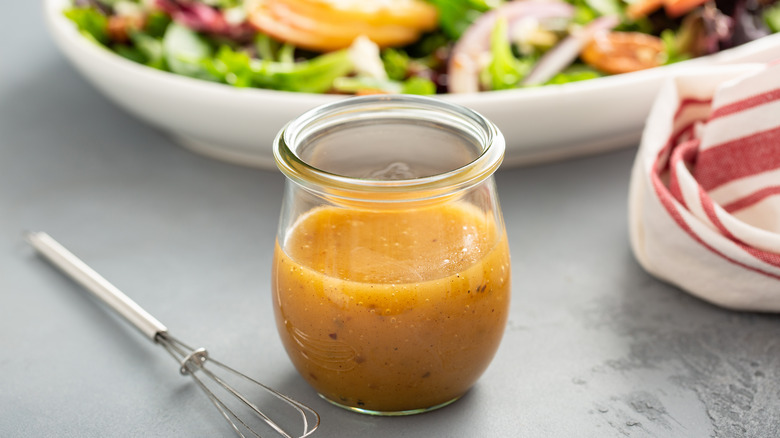 Vinaigrette crémeuse sur fond de salade