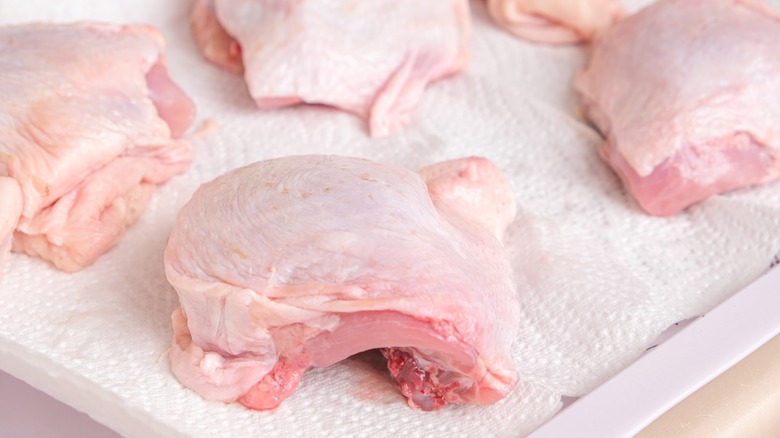 cuisses de poulet sur du papier absorbant