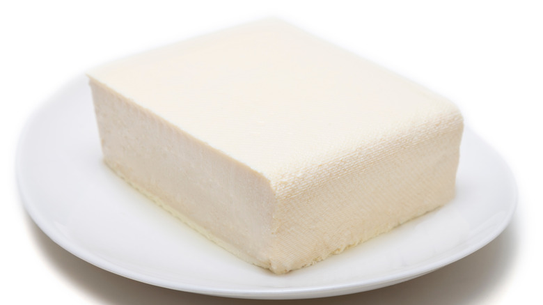 Bloc de tofu sur assiette