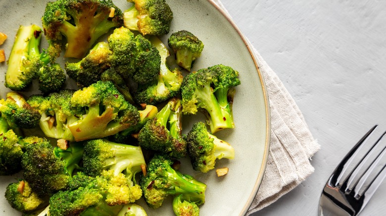 fleurons de brocoli dorés sur assiette 