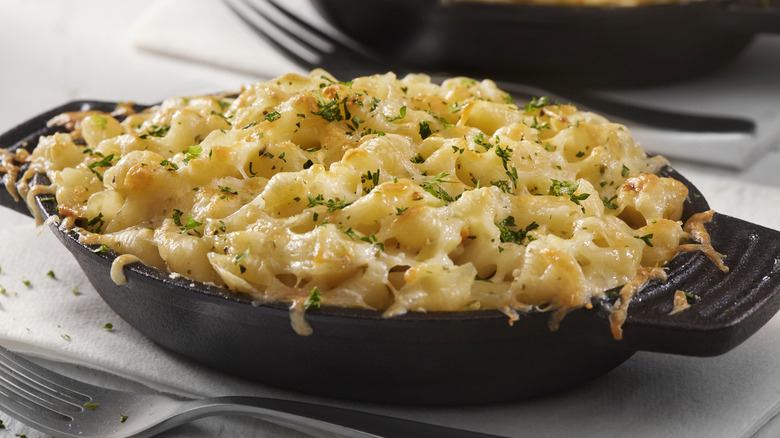 macaroni au fromage cuit au four dans une poêle 