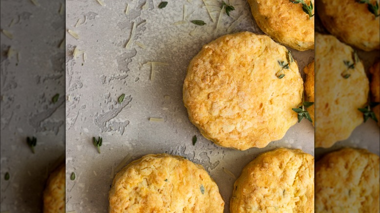 Biscuits au thym et au fromage