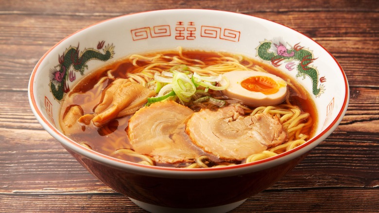 Bol ramen avec bouillon rouge