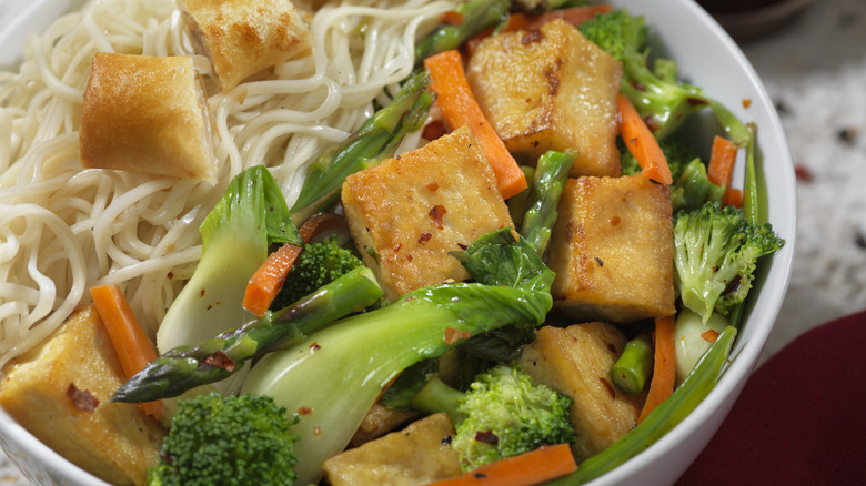 Tofu sauté avec nouilles dans un bol