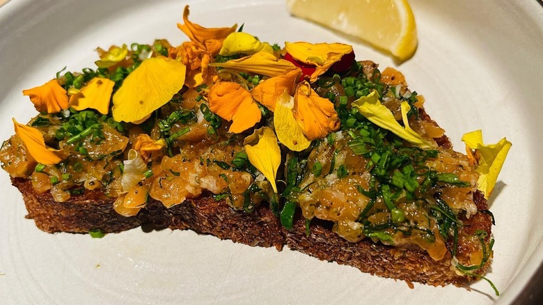 toast garni de pétales de fleurs