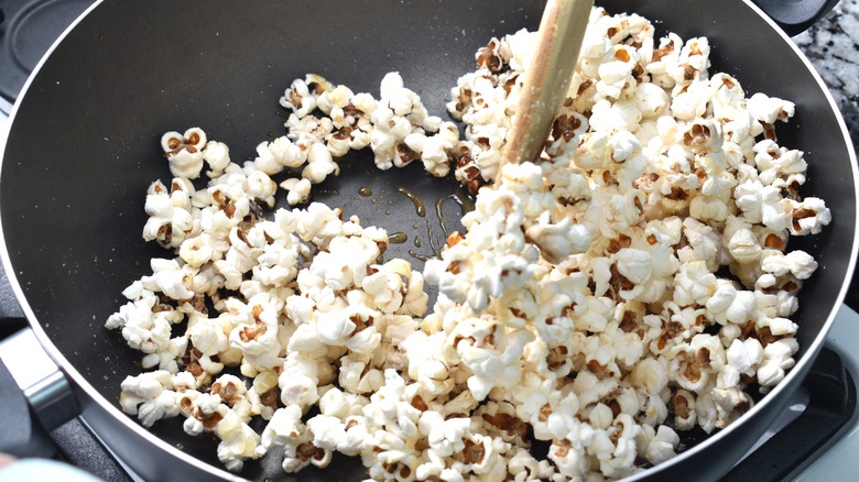 Faire du pop-corn dans une poêle