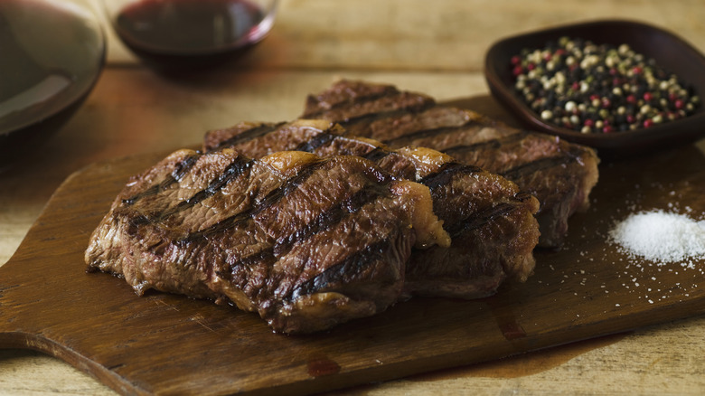 steak préparé sur une planche à découper