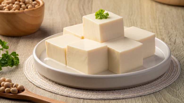 tofu tranché empilé sur une assiette