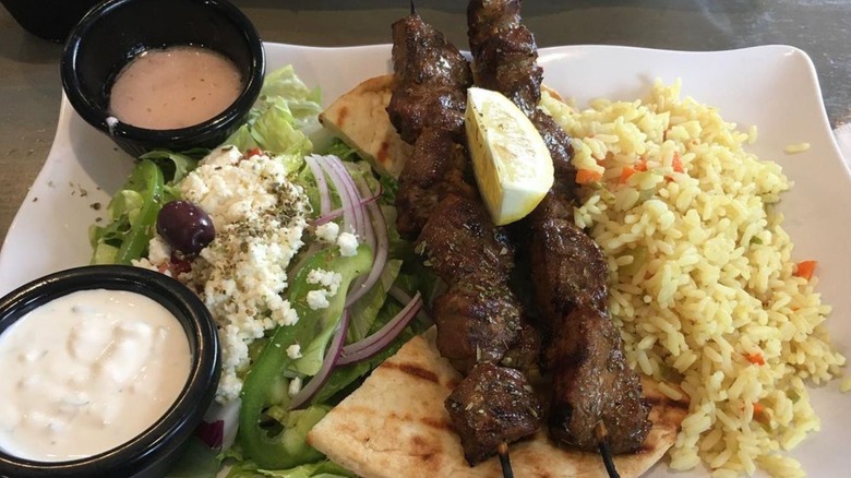 assiette de salade gyro et pommes de terre