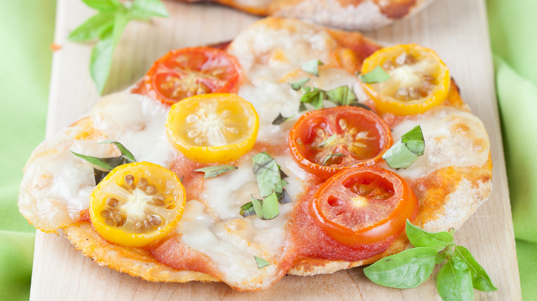 Mini pizzas aux tomates cerises