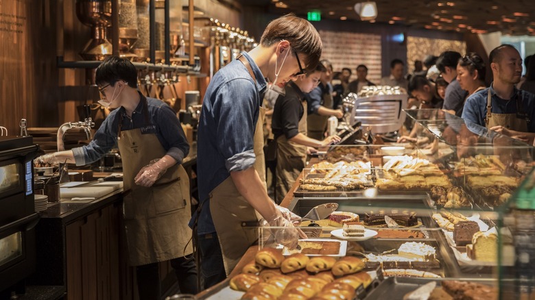 Baristas travaillant au comptoir de pâtisseries de Starbucks Reserve