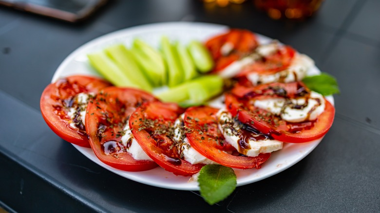 concombres tranchés avec salade caprese