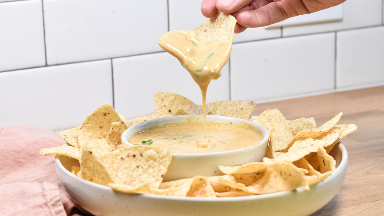 chips de tortilla dégoulinant de fromage fumé