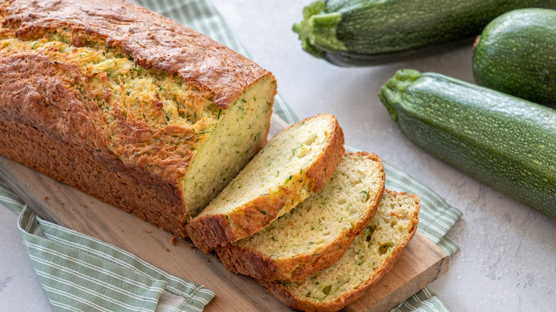 Pain aux courgettes avec tranches et courgettes