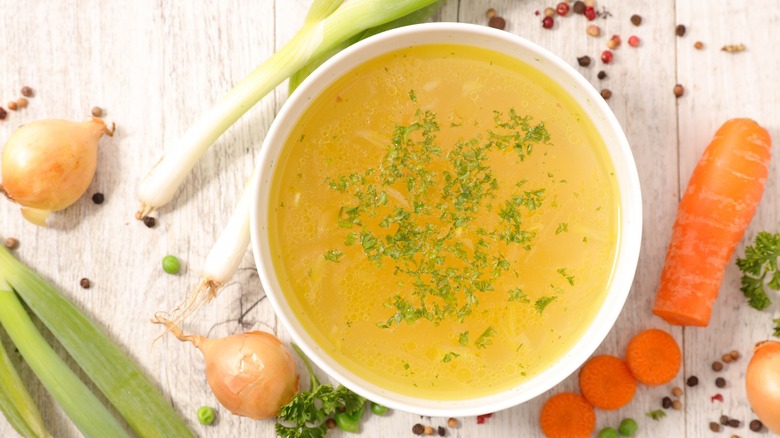 Bouillon de légumes dans un bol blanc