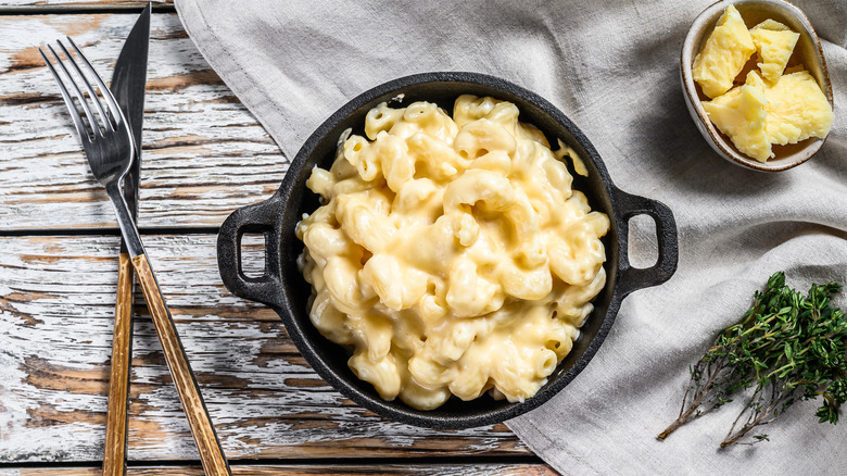 macaroni au fromage dans un plat en fonte