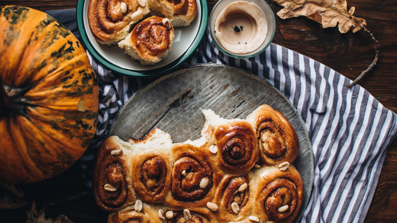 Lot de brioches à la cannelle et à la citrouille 